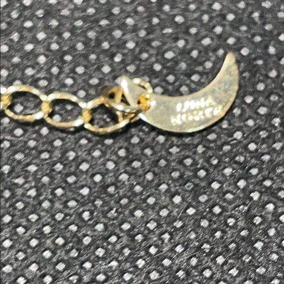 Elegant Gold flower pendant with a thin necklace chain - Picture 7 of 8